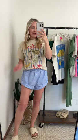 Boxer shorts + oversized graphic tee = perf outfit combo. 👏🏼💙 #boxershorts #oversizedgraphictees #springootdinspo #springfashion 