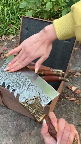A set of knives is in the yellow shopping car.#DoMoreInAYear #immersive #cut #relievestress #knife #cure #sleepy #asmr #kitchen #Huusk #huuskknife #purpledragonknife 