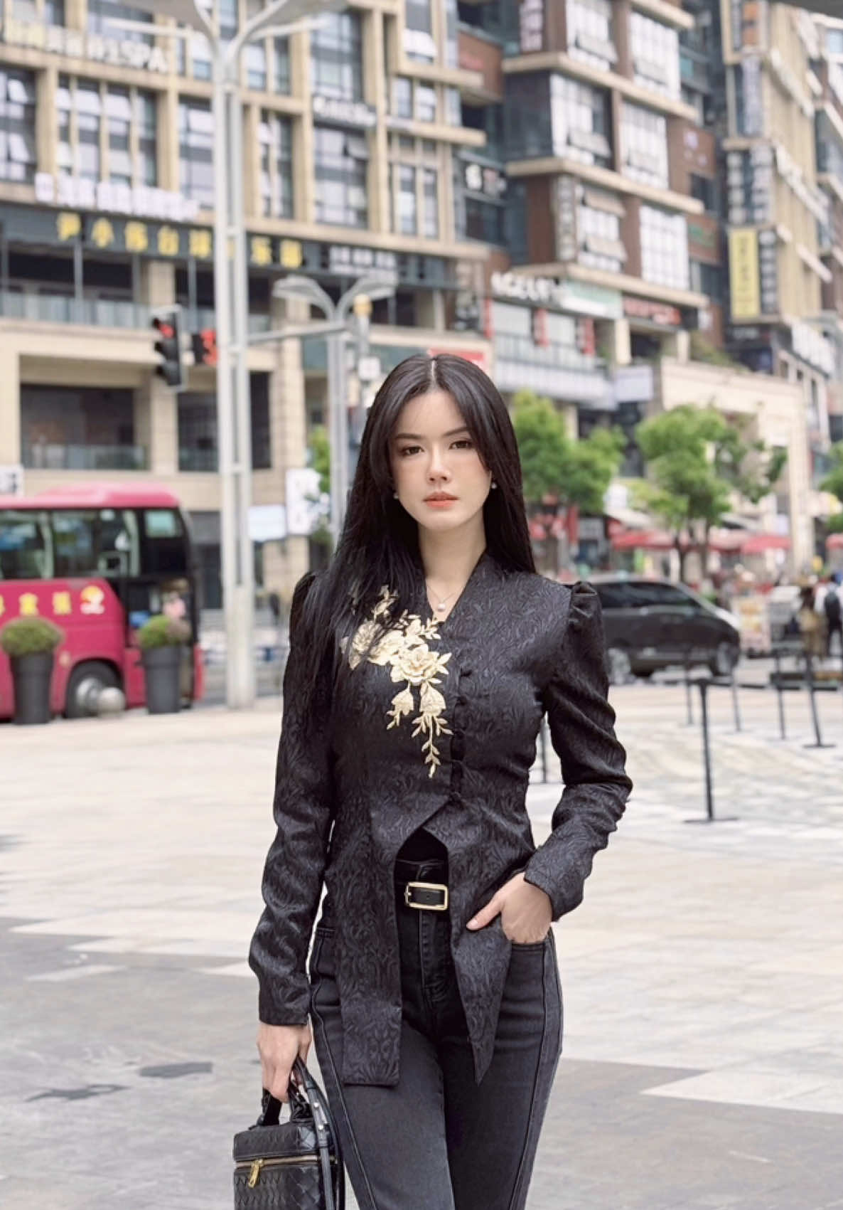 Hari ini aku ga reaction pakai kebaya ya!! Tapi aku jalan (traveling to china) seharian pakai kebaya 🫶🏻 Kebaya bukan hanya untuk reaction aja, tapi kebaya bisa dipakai kemana aja bahkan ke China. Bisa di mix and match with jeans dll 🫶🏻🇨🇳 ChongQing is Beautiful City 🇨🇳❤️