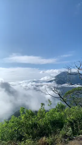 Telomoyo cerah rek🌤 #telomoyo #telomoyomagelang #telomoyomountain #fyp #fypシ #fypシ゚viral #fyppppppppppppppppppppppp #magelang #magelang24jam #exploremagelang #gunungtelomoyo #wisatamagelang #wisatajateng 