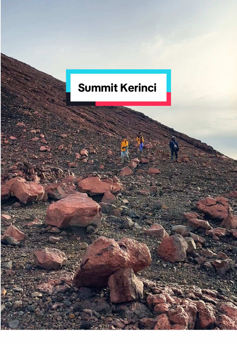 Pendaki sekecil itu bergelut dengan trek puncak Gunung Kerinci 🫵🏻 #kerinci #gunungkerinci #kerincimountain #gunungkerinci3805mdpl #pendaki #pendakiindonesia #explore #pesonaindonesia #fyp #summitkerinci #puncakkerinci #trekkerinci 