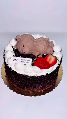 Punya uangkan,bisa beli kue sendiri, bisa ngerayain sendiri,bisa tiup lilin sendiri, ingat g usah manja