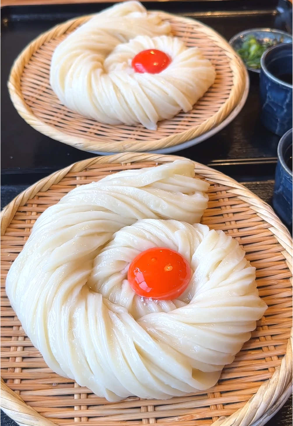 スクリュー状の極太うどん「金玉ざるうどん」が最高！ 店名：讃岐麺処山岡 最寄り駅：観音寺駅（香川県） スクリュー状に巻かれた極太うどんが名物で外側はもちもちなのに力強いコシがある独特の食感が魅力！ 卵黄をのせた「金玉ざるうどん」は濃厚な卵が麺によく絡まりほんのり甘めの出汁と相まって唯一無二の味わいを楽しめます！ 金玉ざるうどんは700円でした！ 住所：香川県観音寺市古川町273-1 最寄り駅：観音寺駅から徒歩約○分 営業時間： 【月～水】10時から15時 【土・日】9時から15時 定休日：木曜日、金曜日 #香川グルメ #kagawa #japanesefood Don’t Miss the Screw-Shaped Thick Udon! “Kintama Zaru Udon” Is a Must-Try! Store Name: Sanuki Mendokoro Yamaoka Nearest Station: Kan’onji Station (Kagawa) A specialty here is the screw-shaped thick udon, boasting a unique texture: chewy on the outside yet incredibly firm. The “Kintama Zaru Udon,” topped with egg yolk, offers a rich egg flavor that blends perfectly with the slightly sweet dashi, creating an unrivaled taste experience! The Kintama Zaru Udon is 700 yen! Address: 273-1 Furukawa-cho, Kan’onji City, Kagawa Nearest Station: Approximately ○ minutes on foot from Kan’onji Station Business Hours: Mon–Wed: 10:00–15:00 Sat & Sun: 9:00–15:00 Closed Days: Thursday, Friday #KagawaGourmet #kagawa #japanesefood 