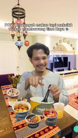 Setiap tahun, mesti ada satu sesi wajib—gosip terkini bersama aunties. 🤭 Duduk diam konon tak dengar, tapi telinga tetap menangkap semua cerita. Makan terus, pura-pura sibuk kunyah, siap gelak bila perlu. 😂 Korang team layan atau buat-buat sibuk je? 🍽️💨 #emart24 #emart24my #conveniencestore #koreanfood #streetfood #Foodie #yearofemart24 #gossip #aunties #fakelaugh #relatable #dining #makcikbawang #kepo #raya #kahwin