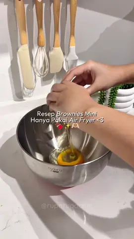 Resep brownis mini simple cuma pakai air fryer!😍 Cus recook resep ini di rumah ya🧡💙 #ruparupa #OmniChannel #ResepBrownies #BrowniesMini #AirFryer #ResepSimple #dessert #Baking #fyp #foryou 