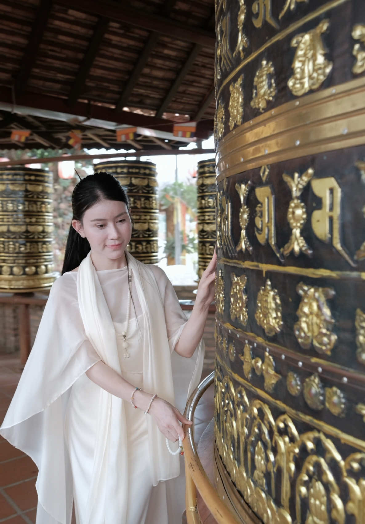 Ngôi chùa cổ tự linh thiêng có tuổi đời hơn 100 tuổi, chùa Gò Kén Tây Ninh, nay con đủ duyên được đến nơi này, bình yên đến lạ thường . Lần đầu đặt chân đến chùa Gò Kén, mình thật sự bị cuốn hút bởi dãy kinh luận dài bất tận. Không chỉ là kiến trúc, mà mỗi trụ kinh luân nơi đây đều mang đậm ý nghĩa tâm linh. Số 108 trong Phật giáo tượng trưng cho 108 loại phiền não của con người. Vì vậy, mỗi lần xoay kinh luân cũng là một lần mình buông bớt phiền muộn, hướng tâm trở về sự tĩnh lặng. Bên trong các trụ là thân chú 