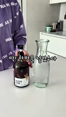 요즘 핫한!#보리차 헛개수 베이스 업계 1위🌾 전참시에 나와서 더 핫해졌죠! 이제 맛없는 맹물대신 보리차 드세요~😊🎶 보리차는 기존의 850g 👉🏻 보리차870g으로 UP!! 전참시에 나와서 훨씬 더 유명해진 보리차, 헛개수 요즘날씨 넘 건조해서 목도 건조해서 칼칼한게 진짜 안좋더라구요..ㅜㅜ 그래서 커피보다 따뜻한 차마시는 습관을 들이려고 먹어봤는데 고소하고 구수한게 진짜 우리가 아는 보리차 그 맛! 일단 펌핑형 원액이라 연하게, 진하게 내 입맛에 맞게 조절 가능하고 티백 쓰레기 안나와서 너무 좋고 펌핑 한번이면 바로 보리차가 완성. 맹물 드시기 힘든 분들은 정말 200% 추천 드립니당!!🙆🏻‍♀️ 일단 펌핑형 원액이라 연하게, 진하게 내 입맛에 맞게 조절 가능하고 티백 쓰레기 안나와서 너무 좋고 펌핑 한번이면 바로 보리차가 완성되니 맹물 드시기 힘든 분들은 정말 200% 추천 드립니당!! 맹물로 하루 1~2리터 마시려면 진짜 쉽지 않은데 맛도 좋고 건강에도 좋아서 그런지 쭉쭉 들어가요 🌾보리차 진액 ✅국산 보리로 만든 보리차 베이스 97% 함유 ✅각종 비타민 무기질, 식이섬유 등 영양 풍부 ✅끓이거나 우려낼 필요 없는 간편한 고농축 펌핑형 ✅270g 보리차 1L 80병 제조 가능 ✅870g 보리차 1L 200병 제조 가능 🌾헛개차 진액 ✅헛개 열매 베이스 97% 달콤 쌉싸름한 헛개수 진액 ✅헛개 본연의 구수한 맛과 은은한 향 ✅음주 후 헛개수 필수 ✅400g으로 헛개수 1L 100병 제조 가능  프로필 링크에서 구매 가능하세요~❤️