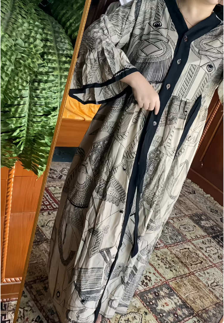 Harus punya dan wajib check out sih daster midi dress yang satu ini motif nya cantik2 bikin kita terlihat lebih feminin 😍 #daster #dasterviral #dastermurah #dasterbusui #mididress #outfitoftheday 