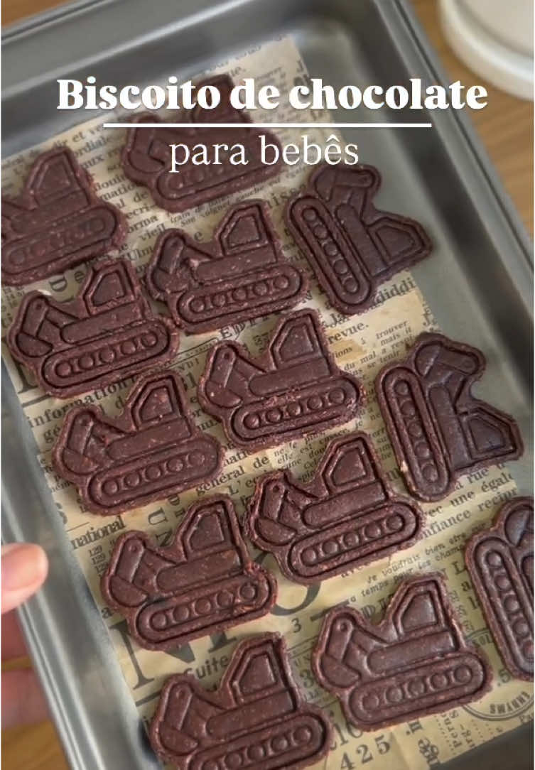 Biscoito de chocolate 🍫+🍪=🤩 @Jackeline Barby ⤵️ Uma das receitas de biscoito ou bolacha ( não vamos brigar por isso 😂) mais gostosas que já fiz! ✨ 👶🏼Bebês 12 meses + Vamos a receita ⬇️ Ingredientes: •3/4 de farinha de aveia •1/2 xícara de chá de leite em pó sem açúcar •2colheres de manteiga (derretida) •2 colheres de sopa de cacau 100% •Suco de uma laranja ( Utilizei 7 colheres de sopa) Coloque os secos em uma vasilha e misture a manteiga e aos poucos o suco da laranja, até que a massa fique como no vídeo sem grudar na mão e fácil de moldar, abra a massa com a ajuda de um rolo e corte com cortadores ou a tampinha do fermento, leve para assar em forno pré aquecido 180C por 25 minutos ou até eles ficarem assados. #introducaoalimentar #blw #introduçaoalimentar 