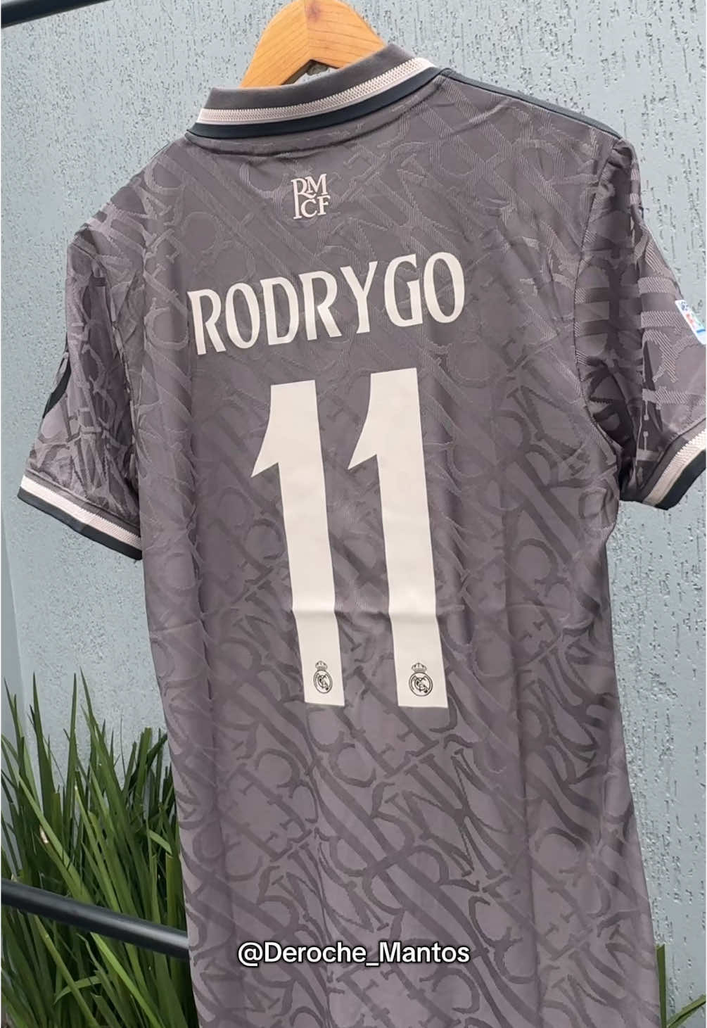 ⚽🔥 Camisa Rodrygo #11 do Real Madrid – versão jogador! 🔥⚽ Se liga nessa raridade! A camisa cinza do Rodrygo no Real Madrid já está disponível por encomenda na Deroche Mantos! Qualidade máxima, modelo versão jogador, para quem curte estilo e autenticidade! 💰 Valor: R$210 📦 Entrega para todo o Brasil Quer garantir a sua? Chama a gente e faça já seu pedido! 🏆⚡