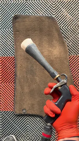 Gros nettoyage d’un tapis rempli de terre satisfaisant et relaxant   Deep cleaning of a carpet full of dirt, satisfying and relaxing #CleanTok #cleaning #satisfying #satisfyingvideo #clean #amsr #detailing 