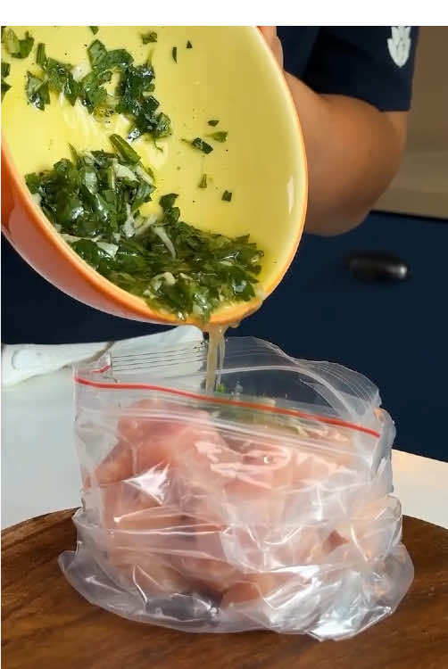 Dica para você economizar tempo na semana, e tambem ajuda a ter tudo prontinho e ja temperado quando for preparar! . . 🎥: @camilafigfit #temperodecarne #temperodefrango #dicadieta #dicacozinha #dicaorganização #alimentaçãosaudavel #organização #marmitadasemana #cardapiofit #emagrecimento #foco