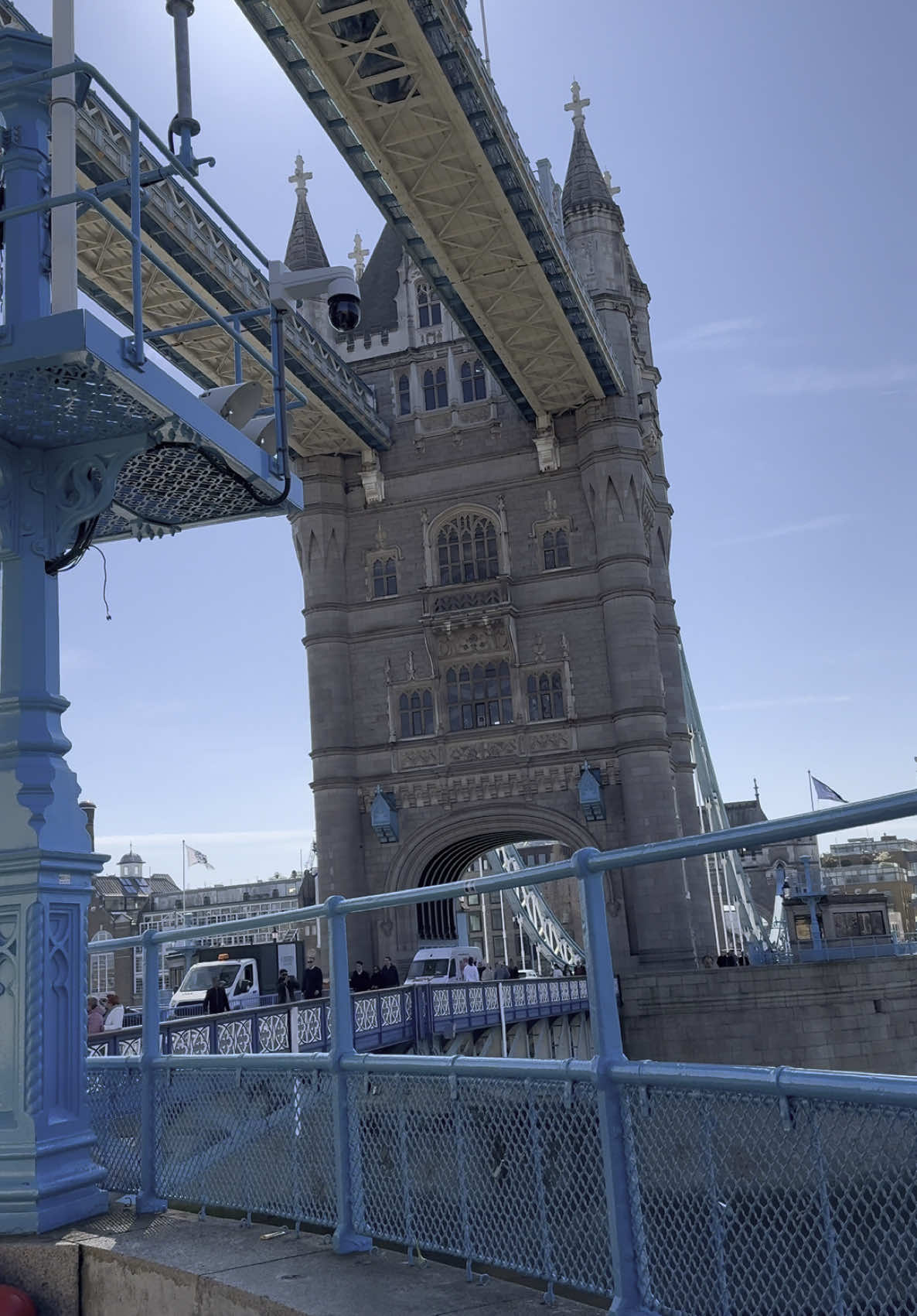 London landmark’s 🇬🇧 Walking over  Tower Bridge 