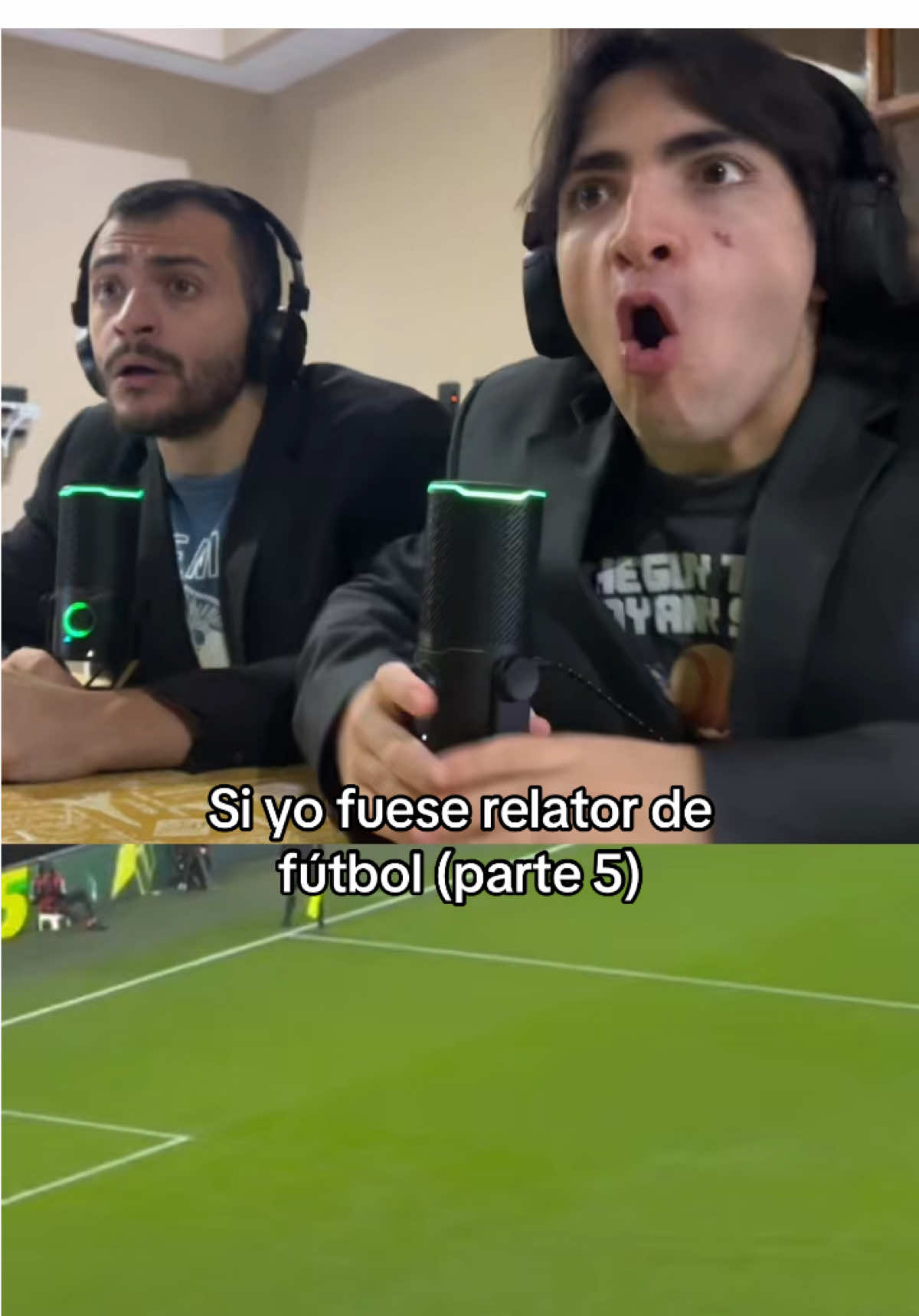 #dúo con @Bob / Los partidos relatados siempre son mejores con los micrófonos de @JBLQuantum 😎⚽️ #humor #gracioso #futbol #jbl #microfonos #bambinopons #PremierLeague #fyp #paratii 