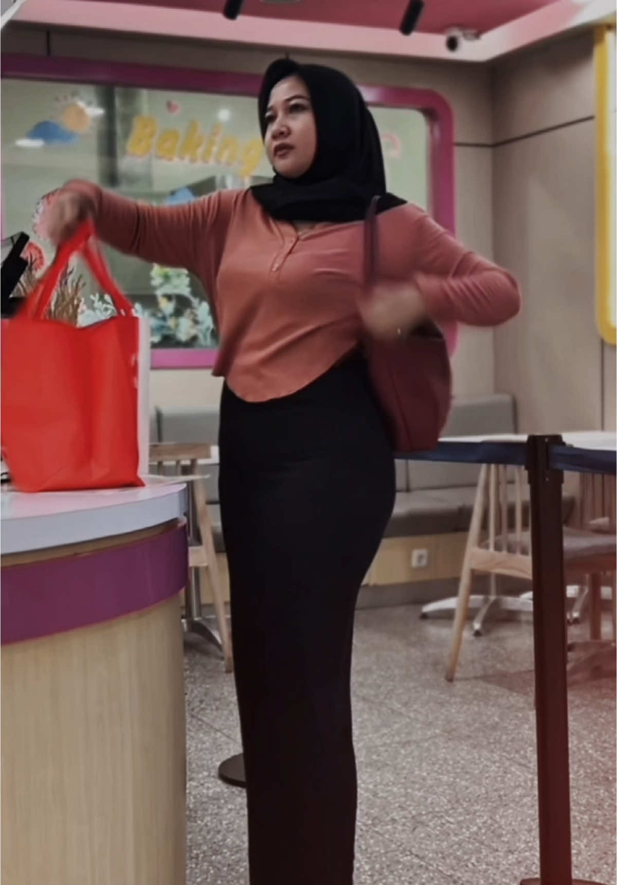 Minal aidin wal faidzin, kalo ada salah mohon dimaafkan, kalo ada rindu kapan mau dituntaskan?🤞