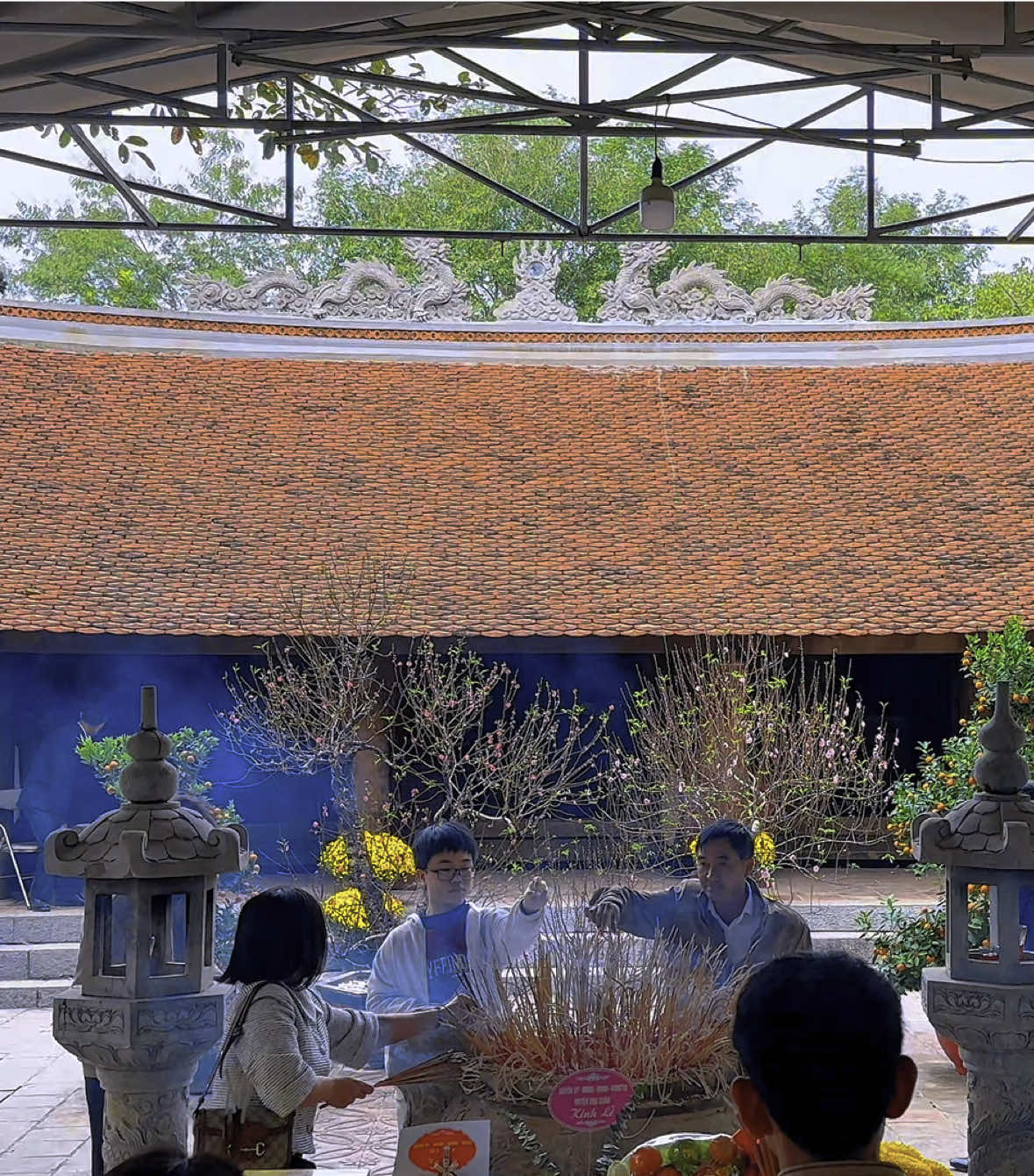 Lễ hội Đền thờ Lê Hoàn diễn ra hàng năm từ ngày 6 - 9/03 âm lịch, tại thôn Trung Lập xã Xuân Lập - Thọ Xuân (Thanh Hoá). Lễ hội Đền thờ Lê Hoàn được tổ chức hoành tráng, với quy mô cấp tỉnh, nhằm tưởng nhớ tới vị vua Lê Đại Hành - Người đã lãnh đạo nhân dân ta đánh tan quân xâm lược nhà Tống năm 981. #top #xuhuongtiktok #lehoidentholehoan #vualedaihanh #lehoan #xuanlap #thoxuan #thanhhoa #xuhuong #viral #quehuong #vietnam #chonggiacngoaixam 