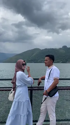 Entah ngapain lewat bapak itu 😂