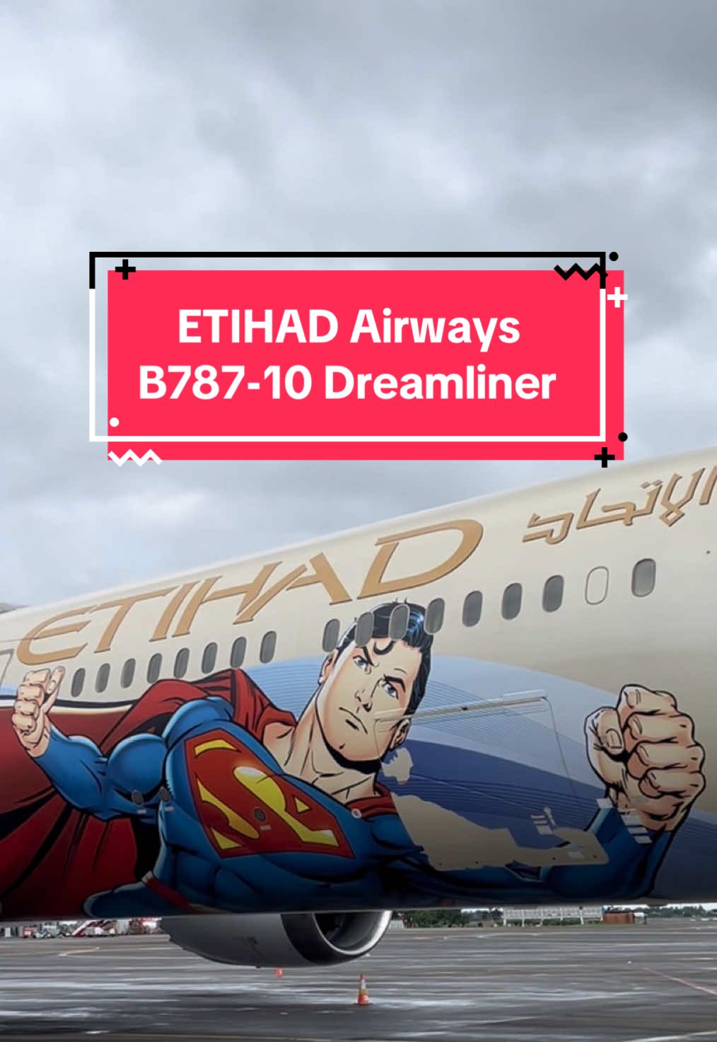 Etihad Airways, bekerja sama dengan Warner Bros. World Abu Dhabi, meluncurkan livery khusus pada pesawat Boeing 787-10 Dreamliner mereka pada Juli 2024. Desain ini menampilkan karakter ikonik dari Warner Bros., termasuk Superman, Batman, Wonder Woman, Tom and Jerry, serta Looney Tunes. Di sisi kanan pesawat, terdapat gambar superhero DC seperti Superman, Batman, dan Wonder Woman, sementara sisi kiri menampilkan karakter Looney Tunes dan Tom and Jerry. Pesawat dengan livery khusus ini melayani berbagai destinasi, termasuk London, Dublin, Amsterdam, Wina, Bangkok, Indonesia, dan Manila. Cmiiw ☺️ #etihad #etihadairways #etihadairlines #warnerbros #soekarnohatta #aircraft #xzyabc 