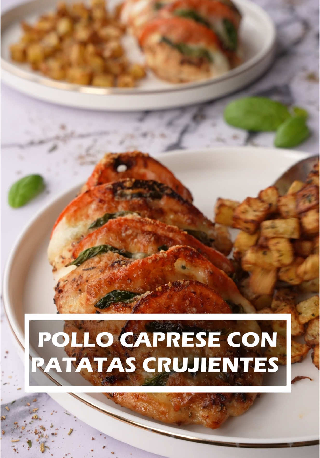 POLLO CAPRESE SÚPER JUGOSO CON PATATAS CRUJIENTES 😍  . Guárdate esta idea de comida o cena saludable porque se va a convertir en un básico. Fácil, nutritiva y deliciosa 🤤 . INGREDIENTES POLLO CAPRESE: 🔸1 pechuga de pollo entera. 🔸1 tomate. 🔸80 g de mozzarella fresca. 🔸5 g de parmesano rallado. 🔸1 cda de AOVE. 🔸Albahaca fresca. 🔸Sal. 🔸1 cdta de sazonador italiano. . INGREDIENTES PATATAS: 🔸250 g de patatas. 🔸1 cda de AOVE. 🔸Sal. 🔸1 cda de hierbas para patatas. . 🎥 Paso a paso en el vídeo. . 💡PETITCONSEJOS: Podéis hacer el pollo al horno a 190ºC durante 25-30 minutos y las patatas a 190ºC durante 20 minutos. . #pollo #potato #crunchy #chicken #potatoes #patatas #airfryer #freidoradeaire #cenas #comidas #caprese #queso #cheese  