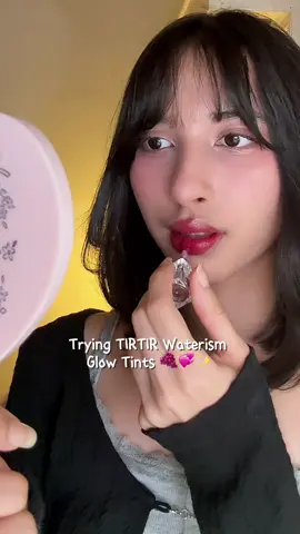 I love how glossy and hydrating they feel, and the tint lasts! The shimmer is not visible in the video😭 but trust me, it's there! they do oxidize darker so keep that in mind.Loving them so far!💞 @TIRTIR Inc. ⁣ ⁣⁣ ⁣Use my @OLIVE YOUNG Global & @YesStyle reward code ROMEE123 for discount ;)⁣ ⁣⁣ ⁣#TIRTIR #liptint #waterismglowtint #glowylips #kbeauty #koreanmakeup #lipgloss #lipstain #transferproof 