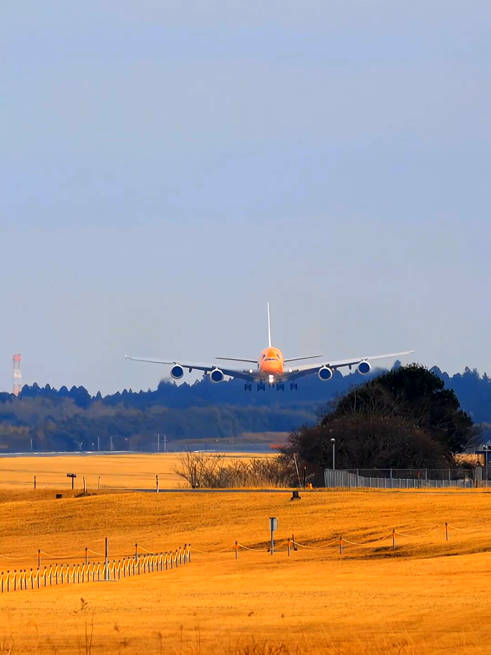 Crosswind landing of an All Nippon Airways Airbus A380 #CrosswindLanding #AllNipponAirways #AirbusA380 #AviationPhotography #AviationLovers #AirplaneLanding #FlightSimulation #AviationCommunity #PilotLife #travelphotography 