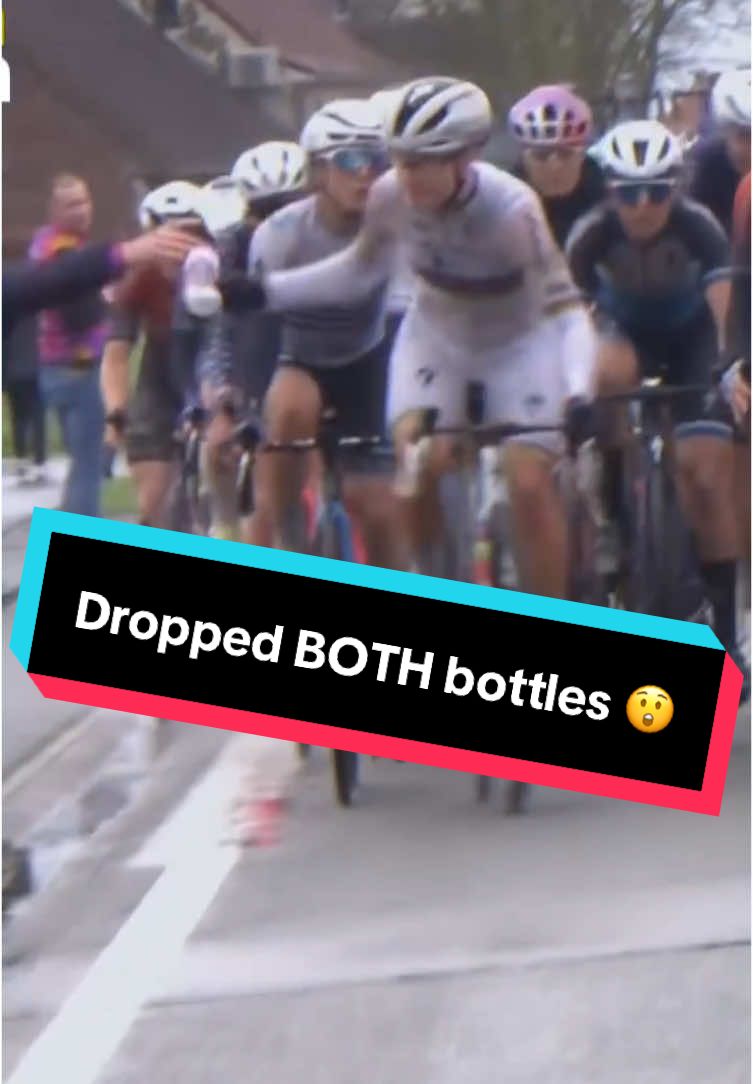 Not once, but twice! 😲 Lotte Kopecky missed two bottles within a few seconds in Flanders last year! 😅 #oops #bottle #cycling 