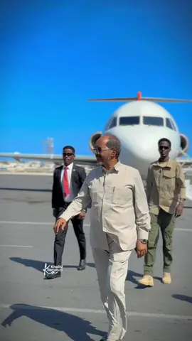 Madaxwaynaha JFS oo dalka dib ugu soo noqday kadib safar  shaqo oo uu ku aadey dalka Jabuuti #somalia #khalit_abdull #fyp #duet #somalitiktok #gobanimo #guul #duett 