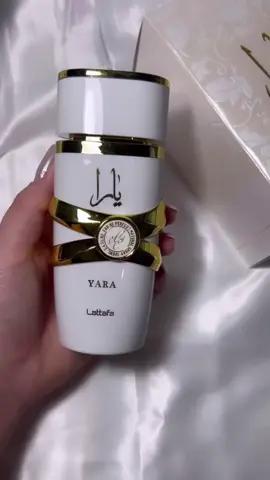 Perfume Yara Moi Branco Lattafa Eua De Parfum 100ml Notas de Topo: Abertura vibrante com toques frescos e cítricos que revigoram os sentidos. Notas de Coração: Um bouquet floral refinado, mesclando jasmim e rosa, criando uma aura feminina e romântica. Notas de Fundo: Uma base quente e sensual com âmbar, almíscar e toques de madeira, proporcionando profundidade e elegância. Por que Escolher Yara Moi?  Exclusividade e Luxo: Experimente uma fragrância que é um verdadeiro símbolo de exclusividade e luxo, ideal para mulheres que buscam se destacar. #yaramoi #arabe #perfume #perfumearabe #perfumeyara #yara #yaramoi