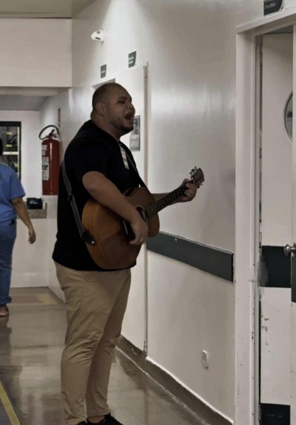 Todo lugar é comum, até Jesus chegar 🙏🏼😭❤️‍🔥 #jesus #evangelho #louvor #adoracao #foryour #hospital 