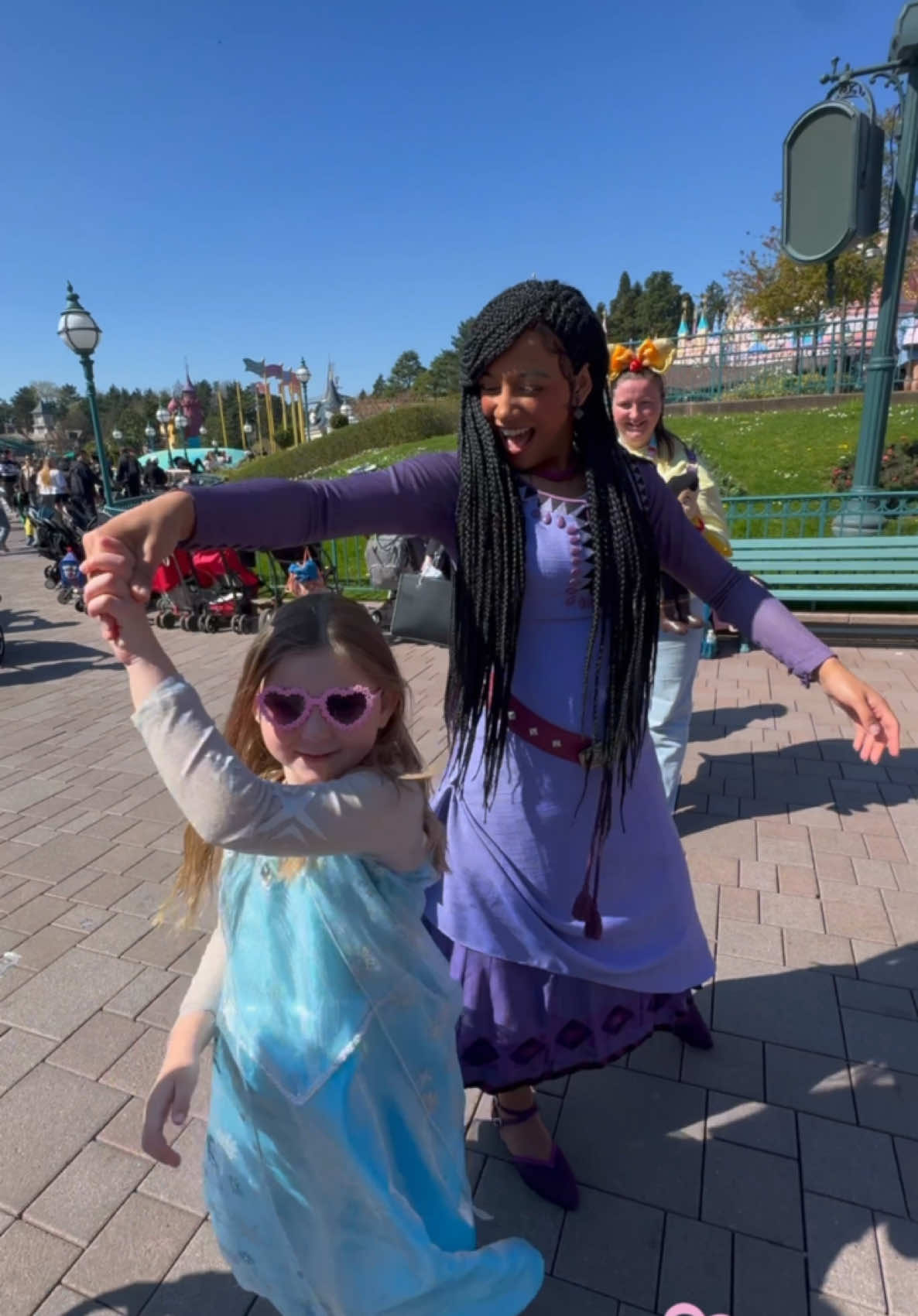 On a croisé Asha 🥰 @Disneyland Paris ✨  #disneylandparis #disneyland #dlp #disney #disneylife #meetandgreet #disneylove #fyp #wish #asha 