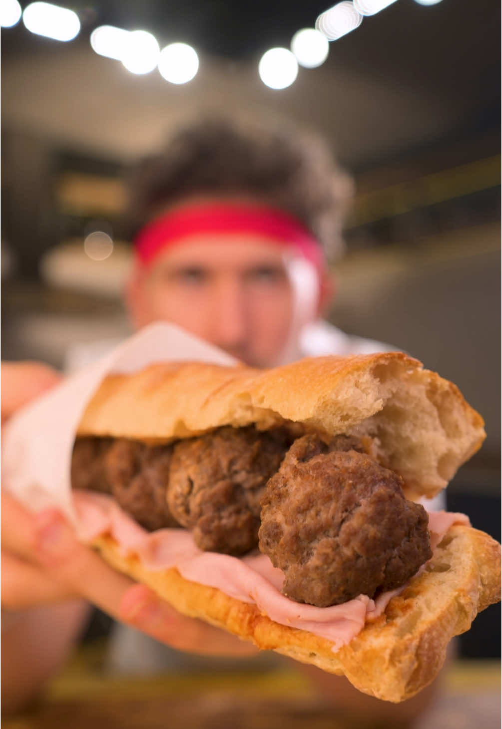 SANDUÍCHE MORTAL DE APENAS UM SHOW!!! Como vocês pediram muito, eu recriei o tão aguardado Sanduíche Mortal de Apenas um Show, feito apenas com 4 ingredientes: -2 fatias de pão  -Extrato de tomate  - 100 g de presunto  -200 g de almondegas  MODO DE PREPARO: Cozinhe as almondegas até chegar no ponto e reserve. Corte o pão ao meio em duas fatias, passe o extrato de tomate no pão, coloque as fatias de presunto e depois insira as almondegas. Depois é só levar ao forno em 180 c para dar uma aquecida. Não se esqueça de mandar para aquele amigo fã de Apenas um Show!