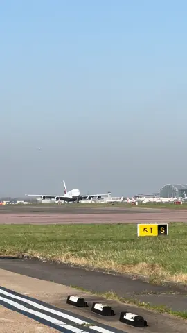 🇦🇪✈️Emirates A380 Takeoff from Heathrow Airport #emirates #a380 #airbus #airbusa380 #dubai🇦🇪 #heathrowairport #aviationlovers #planespotting #emiratesairlines #planespotting #plane #dxb #fyp #viral_video #foryoupage❤️❤️ #takeoff #london #londonheathrowairport✈🇬🇧 