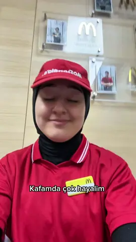 Xatırlayıram, bir il öncə McDonaldsda işə başladım. Məzun olacaqdım ama kəsrlərim var idi deyə diplom ala bilmirdim, mc donaldsda işləyirdim, məzun olduqdan sonra nə edəcəyimi bilmirdim. Və ilk verdiyim qərar hara gedəcəyimi bilməsəm də, harada olmamalı olduğumu dərk etmək oldu. Və bu fikir məni o qədər irəli apardı ki. Harda ki əzildim, harda ki aşağı görüldümsə çox sürətli şəkildə çıxdım və uzaqlaşdım. Sabah əslində bununla bağlı bir video çəkəcəm🙏🏻 Hara gedəcəyinizi bilməsəz belə harda olmamalısınız onu bilirsinizsə, deməli ilk addımı atmısınız artıq.🤍