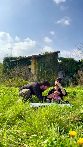 Ci sediamo tra le erbacce e sognamo muri, finestre e un giardino pieno di vita con i nostri animaletti…  Liupa che si gode il sole e ci giudica, Pongo che corre all’impazzata, Maky che grufola ovunque e Alaska che salta fuori dagli angoli per spaventarla ❤️ Nel mezzo, anche un mutuo che ci terrà compagnia per i prossimi 30 anni, giusto per aggiungere un tocco di adrenalina ⚡️  Tutto è ancora molto lontano, ancora un rudere… ma per noi è già casa 🏡🥹 #charleyeanna #vitaincampagna #progettodicasa #nuovacasa #casa #sognandocasa #casadeisogni #casanuova #progettocasa #progetto