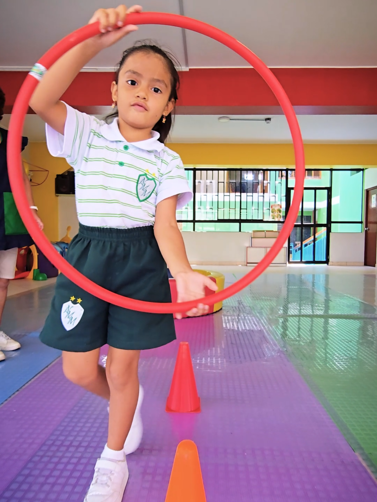 ✨ Ser mamá es tomar decisiones que construyen futuro. Y una de las más importantes es elegir el lugar donde tu hijo dará sus primeros pasos fuera de casa. 👶🏼 En Nuestro Maravilloso Mundo, no solo abrimos las puertas de un colegio, abrimos un espacio donde el aprendizaje se vive con juego, amor y confianza. Donde cada niño es escuchado, guiado y celebrado. 🏫 Si aún estás buscando ese lugar donde tu pequeño crezca cuidado y amado… todavía estás a tiempo. Las matrículas siguen abiertas. 💚 Ven, conoce nuestras aulas, a nuestras profesoras, siente el ambiente familiar y descubre por qué tantas mamás confían en nosotros. #Formación360 #NuestroMaravillosoMundo #NivelInicial #MatrículasAbiertas