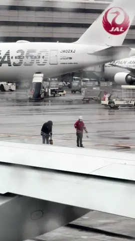 “Japan’s heartfelt tradition of saying farewell! Watch as airport staff wave goodbye to departing flights—a touching gesture of gratitude and warmth. ✈️🇯🇵 #OnlyInJapan #HeartfeltGoodbyes”#おすすめ #fyp #Japan #TravelTok #OnlyInJapan #AestheticJapan #VisitJapan #JapanVibes #AirportLife #WholesomeMoments #GoodbyeJapan #ViralVideo #TrendingNow #ExploreMore #TravelGram #MustSeeJapan #FeelGood