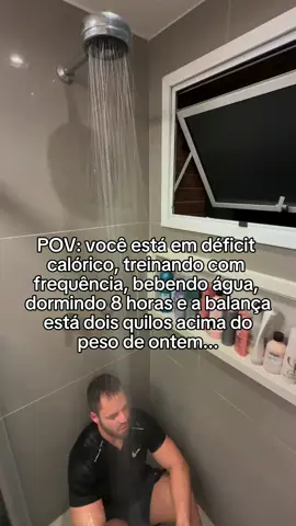 “VOCÊ NÃO ENGORDOU, É A BALANÇA QUE TÁ TE TROLANDO!” Tem gente que sobe na balança e já acha que TODO O ESFORÇO FOI EM VÃO. Calma, alma aflita! O número da balança muda por vários motivos, e na maioria das vezes… não tem NADA a ver com gordura! Se liga nas paradas que bagunçam o peso na balança (e a sua cabeça também): 	1.	Retenção de líquido – Bebeu mais água? Comeu muito sal? Pronto, balança surtou. 	2.	Alimentação – Comeu carboidrato? Acha que engordou? Não, é só água, meu anjo… Respira. 	3.	Treino – Fez musculação? Pode ganhar músculo e ainda reter água no processo. É sinal de evolução, não de fracasso. 	4.	Hormônios – TPM, gravidez ou outras tretas hormonais = peso sobe mesmo. Aceita e segue o jogo. 	5.	Sono zoado – Dormir mal altera hormônios que ferram sua fome, retenção e até seu humor (e a balança sente!). 	6.	Estresse – Estressado? O corpo retém líquido e ainda te faz atacar a geladeira. Isso sim é sabotagem real. 	7.	Hora do dia – Pesou de manhã? À noite? Depois de comer? Cada hora mostra um número diferente. Isso é normal! 	8.	Remédios – Alguns medicamentos incham mesmo. Culpe o remédio, não o pãozinho. 	9.	Intestino travado – Não foi ao banheiro? Tá carregando peso morto. Literalmente. 	10.	Álcool – Bebeu? Pode desidratar ou reter líquido. Resultado: balança doida. Resumo: A balança é só UMA das ferramentas. Não deixe ela definir seu valor, seu progresso, nem seu humor do dia. Confie no processo, na sua consistência e nas calças que estão ficando largas! #emagrecimento #nutricionista #perderpeso #alimentacaosaudavel 