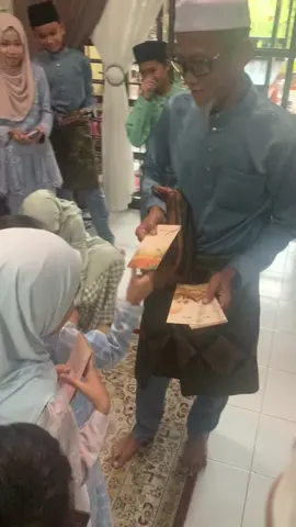 Setiap taun x penah x dapat duit raya kalau ngan paksu….kita suka salam dia sbb satg dia tnya “nak duit raya ka????” Giler x nak…. Mesti la nakkkkk #fyp #fypage #fypシ #cikqatjourney #fypシ゚viral #raya2025 #qattaufik #puncakalam 