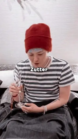 I miss this duo 🎵 :: Zutter 🎙️ :: @xxxibgdrgn @ttt -------------------Hashtag--------------------- #zutter #빅뱅 #kwonjiyong #lfl #kpoplirik #gd #gdragon #bigbang #jiyong #top #choiseunghyun #thanos #케이팝 #concertkpop #tumblrkpop #kpopedit #kpoplyrics #explore #kpopsong #kpop #lyricskpop #lyricsvideo #songlyrics #songedits
