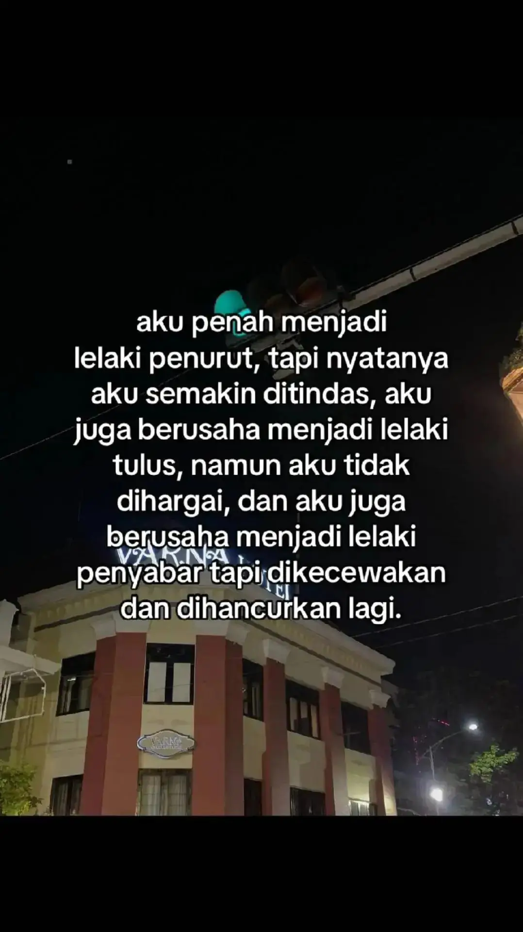 sampai sekarang aku pun masih merasakan sakit nya karena aku pernah menjadi orang yang begitu tulus dalam mencintai satu wanita tapi nyatanya aku lah yang terbuang layak nya sampah yang tak berguna