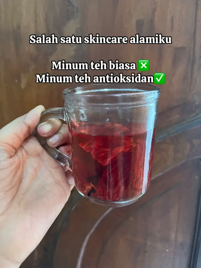 Rosella ungu mempunyai kandungan antioksidan yang tinggi, rasanya seger, cara buatnya mudah, Ambil 3-5 rosella, air panas, diamkan 5-10 mnit, tunggu smpe agak dingin, bole tambahin madu klo ga suka terlalu kcut, klo aku biasanya langsung aku minum, selamat mencoba teh antioksidan alami nya, #rosellaungu #tehrosella #tehrosellaungu #skincarealami #fyp #viral 