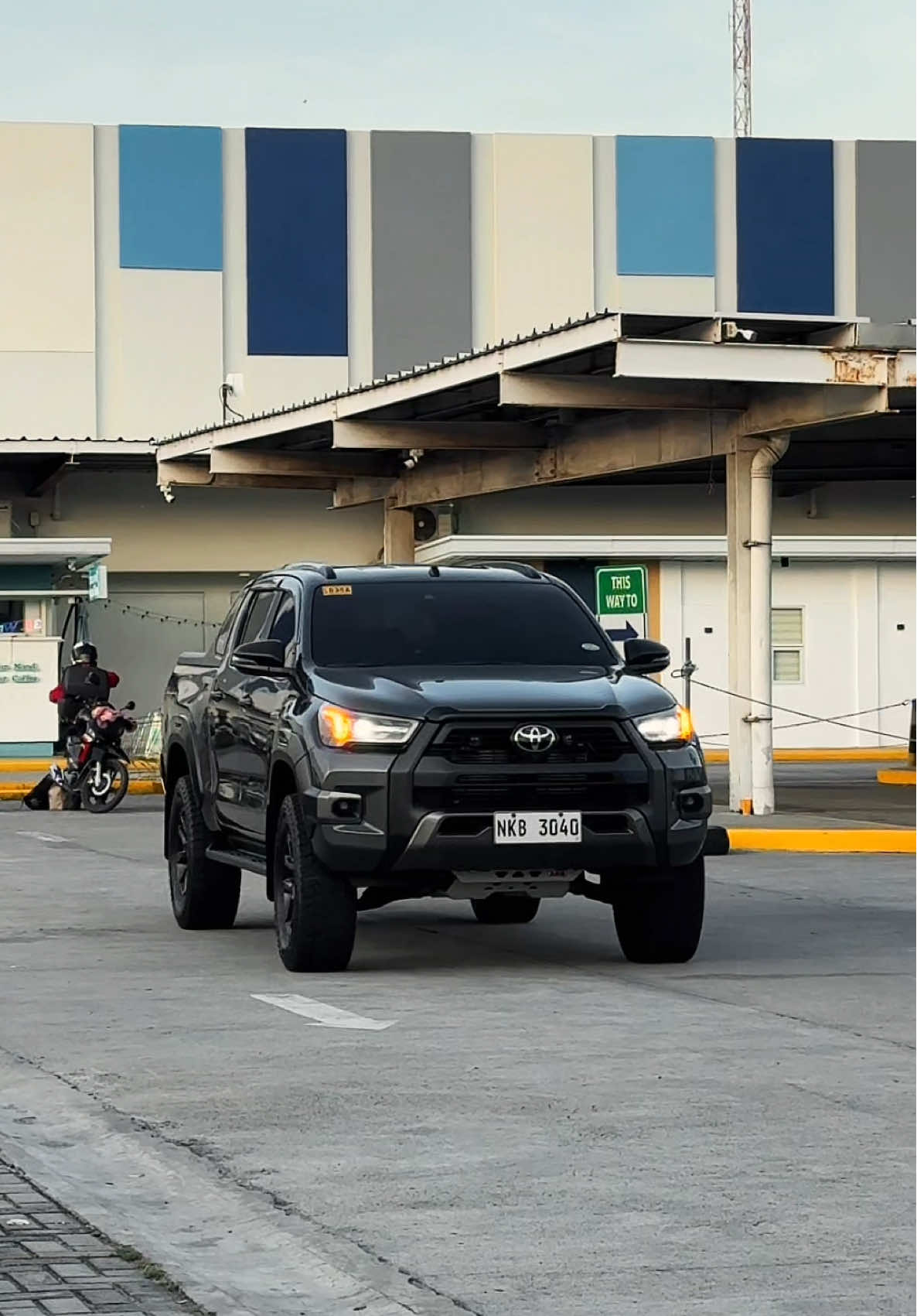 Comin’ through  #toyota #hilux #toyotahilux #hiluxconquest #amc4x4accessories #falken #falkenwildpeak #jaos #jaosbattlez #fyp #cartok #jdm #cleanbuild 