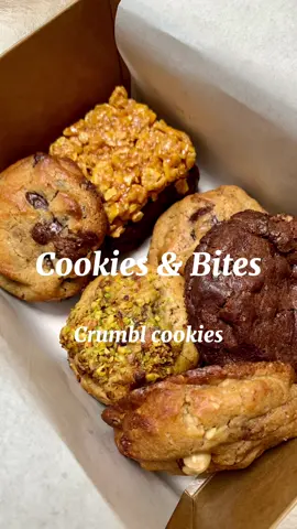 🍪🥧CRUMBL COOKIES Y BROWNIES EN BILBAO 🔈🧨 de ese estilo tan de moda, tostadas por fuera y menos hechas por dentro. A dos una caja de 6 piezas por 18€. ⭐️ La que lleva una pizca de sal por encima. Probamos: 🍓Pistacho y frambuesa <4,2€> 🍯Nueces, chocolate y dulce de leche <3,8€> 🥜Cacahuete y chocolate <3,8€> 🌰Avellanas <3,5€> 🍫Puro choco <3,5€> 🫘Brownie salted caramel <4,2€> Cookies&Bites @cookiesandbites_  📌 Gordóniz Kalea, 2, Abando, 48011 Bilbo, Bizkaia 🍴 Crumbl cookies & Bites 🙌🏻 Recomendamos las rellenas 📅 Para llevar 💵 18 € #cookiesbites #foodies #FoodLover #cookies #crumbl #tragaldabis #tragaldabis_cookiesbites #brownie #chocolate #brownie 