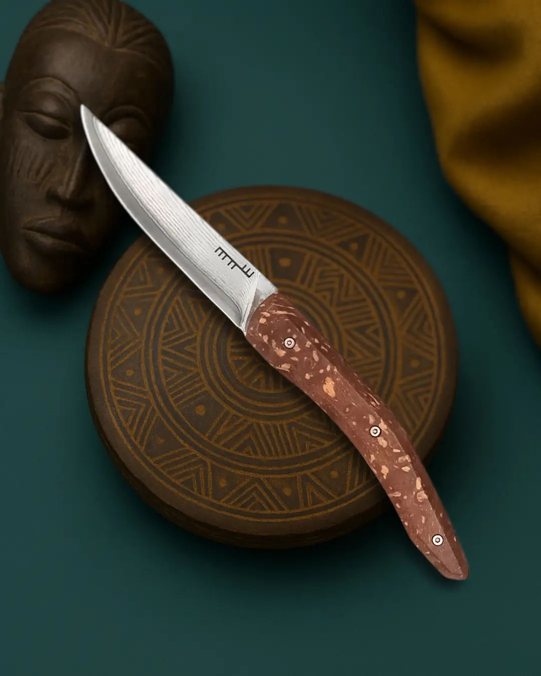 Il y a des bois qu’on ne choisit pas par hasard. La loupe d’ébène du Burkina Faso en fait partie. Dense, nerveuse, marquée de nœuds et de nuances chocolat, elle provient d’une filière responsable sourcée par Kaala.fr. Pas d’exploitation massive, aucun compromis. Issue d’une terre lointaine et façonnée avec respect, elle conserve intacte la mémoire de ses racines. Face à elle : une lame en damas VG10, composée de 135 couches d’acier. Tranchant net, guillochage signature, cran forcé avec butée. Une mise en œuvre soignée, pensée pour accompagner le geste au quotidien. Un couteau de poche qui respecte autant la matière que la main qui le tiendra. 📎 Toutes les infos sur atelier-legoff.fr #coutellerieartisanale #loupeedebene #boiséthique #damas #atelierlegoff