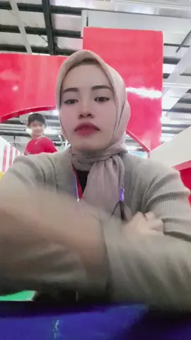 Eeh ada yg nongol di belakang