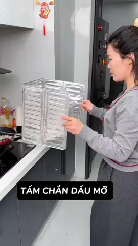 Nếu bạn yêu thích nấu ăn, bạn có thể chuẩn bị tấm chắn dầu mỡ này. Dầu sẽ không bắn ra ngoài, và việc chăm sóc mặt bàn sẽ dễ dàng hơn nhiều #tamchandaumobepga #tamchandaumo #tienich  #miengchandaumo 