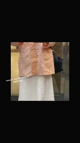 🌺10 Days of I’tikaf — Ramadan 1446H 🕌 #2025✨  Started with 4 days at Masjid TSM, continued 2 days at Masjid Al-Jabar, and wrapped up the rest at @Masjid Pemuda Raheela i feel like.. 🥺🤍 “perfecto!” Honestly, setiap tahun aku selalu excited banget buat i’tikaf. Kenapa? Karena doa-doa tuh kayak cepet banget diijabah. Plus, this moment is always a deep self-reflection time for me.  Banyak banget hal baik yang Allah kasih, tapi sering kita nggak sadar karena sibuk sama dunia, this year hits different. Sorry kalau videonya agak panjang, but this year I was truly blessed—finally bisa ngerasain full 10 hari terakhir di masjid, It means a lot to me. bener-bener jadi kebanggaan tersendiri. Feels like an award straight from the sky💫Alhamdulillah for everything. Can’t wait for next Ramadan!  Thank you @pesan_trend 🫶🏻—Volunteers, Ka @Bunny Asfian & ust. @Hanan Attaki  #itikaf #spiritualjourney #ramadanreflections #hananattaki #fyp 