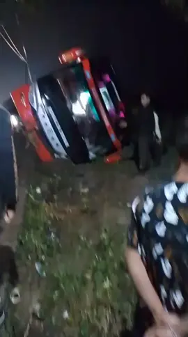 Lakalantas terjadi di wilayah Kecamatan Sukasari menimpa sebuah Bis Rosalia Indah yang terguling keluar jalan, pada Jum'at (4/4) sekitar pukul 21.30 WIB. Penyebab kecelakaan masih belum diketahui, namun sampai saat ini evakuasi masih berlangsung. Menurut saksi, terdapat satu korban pengendara motor yang mengalami luka-luka. Tidak ada korban jiwa dalam peristiwa ini , ujar Kapolsek Pamanukan AKP Udin Awaludin, S.H