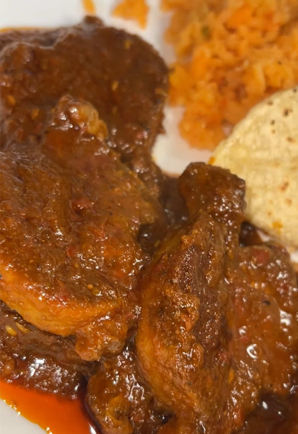 Costillas en salsa roja 1 paquete de costillas de res, pero lo puedes aser con otro tipo de carne.  Freir y moler la salsa: 1 chile pasilla   4 Chiles guajillos  2 dientes de ajo  1/2 cebolla blanca  2 jitomates  1 taza de agua  agrega 1 taza del liquido de los chiles a la licuadora. agrega 1/2 cucharadita de cemillas de comino  1 cucharada de chicken bouillon  1 cucharada de oregano Sazonador para las costillas: 1 cucharada de polvo de cebolla 1 cucharada de polvo de ajo  1 cucharada de paprika  Sal y pinienta al gusto   Cuando las costillas se ben fritas agrega la salsa y 2 ojas de laurel cocina a llama mediana por 10-15 minutos mobiendo lento.   Y lo puedes acompañar con un arroz Mexicano 🫶🏼 #mexicancooking #comidamexicana #amolacocina #comida #fyp #parati #resetas #resetasdecomida #mexicancooking #mexicanfood #authenthic #realfood #comidaparaelalma #foodtiktok #FoodLover #mexicanfoodislife  