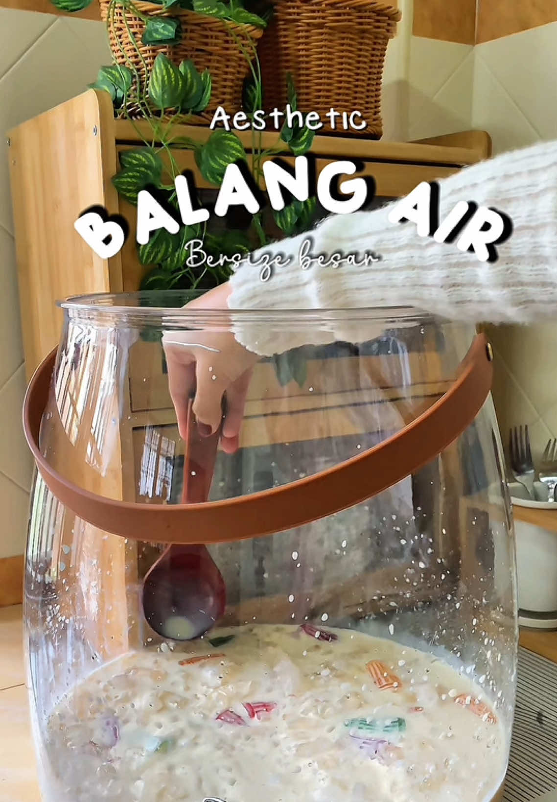 Korang yang nak buat open house raya ni memang wajib ada balang air transparent yang aesthetic ni ! Ada banyak pilihan size dari kecik sampai la paling besar. Saya punya size 25L paling besar ! Boleh buat niaga air balang jugak ni 🤭 #balangair #jugair #waterstorage #balangairraya #balangairbesar #jugairraya #barangraya #barangviral #raya2025🥳 